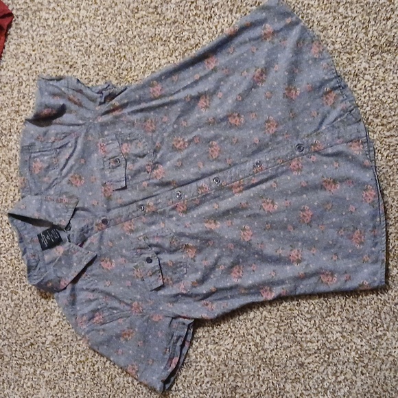 Women's size medium top bundle - Picture 5 of 11